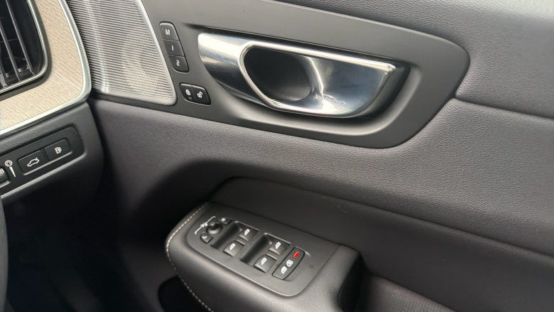 Volvo Xc60 2.0 T8 455 RC PHEV Inscription Pro 5dr AWD Auto Estate